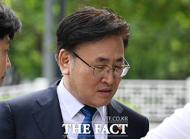 유상임 과학기술정보통신부 장관이 2일 오후 내란특검 조사를 받기 위해 서울 서초구 서울고검 청사로 출석하고 있다. /박헌우 기자