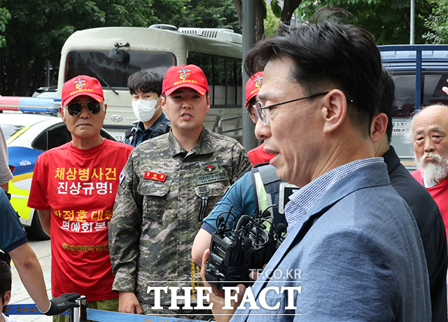 임성근 전 해병대 1사단장이 2일 오후 서울 서초구에 마련된 채상병 특검팀 사무실에 출석하며 입장을 밝히고 있는 가운데 해병대 예비역연대 관계자들이 임 전 사단장을 바라보고 있다. /박헌우 기자
