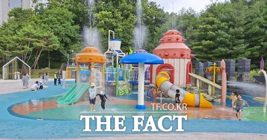 2일 개장한 경기 김포시 걸포중앙공원 물놀이장을 찾은 어린이와 부모들이 안전하게 시원한 물놀이를 즐기고 있다./김포시