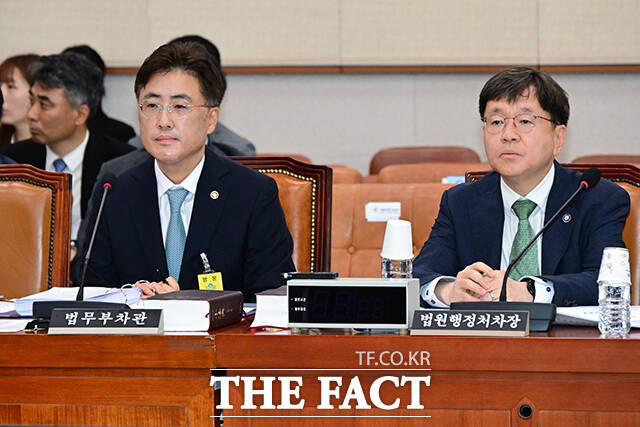 발언 듣는 이진수 법무부 차관과 배형원 법원행정처 차장.