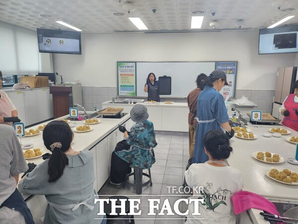 한국생활개선계룡시연합회가 지난 1일 자살유족들을 대상으로 ‘마음쿠키 만들기’ 프로그램을 진행하고 있는 모습./계룡시