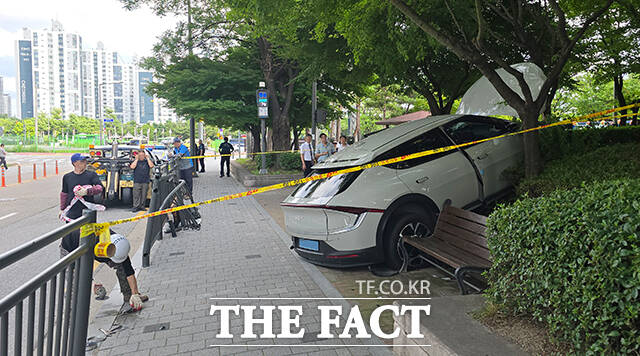 1일 오후 서울 마포구 상암동 DMC역 인근에서 차량이 인도로 돌진하는 사고가 발생해 1명이 숨졌다. /박헌우 기자