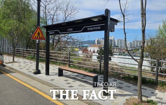 경기 동두천시가 최근 버스 정류소 개선사업을 통해 신설한 버스 승강장의 모습 /동두천시