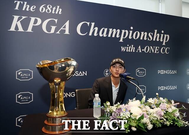 옥태훈이 제68회KPGA선수권대회에서 우승한 뒤 트로피 옆에서 기자회견을 하고 있다./KPGA