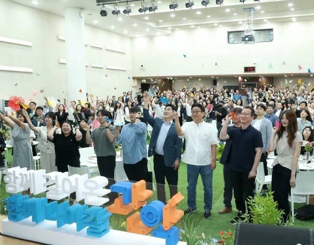 박준희 관악구청장(첫번째줄 왼쪽 여섯번째)이 주민과의 토크쇼를 마치고 기념 퍼포먼스를 하고있다. /관악구