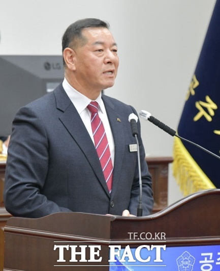 공주시의회에서 시정연설하는 최원철 공주시장. /김형중 기자
