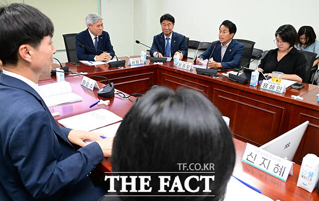 윤종오 진보당 원내대표가 인사말을 하고 있다. 왼쪽부터 시계방향으로 한창민 사회민주당 대표, 서왕진 조국혁신당 원내대표, 이기헌 더불어민주당 의원, 윤 원내대표, 용혜인 기본소득당 대표.