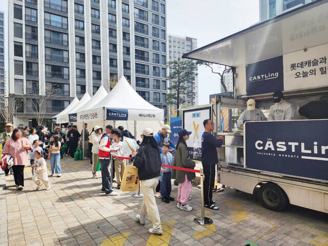 롯데건설은 고객 만족(CS) 서비스 일환으로 롯데캐슬 입주민에게 캐슬링(CASTLing) 서비스를 무상으로 제공한다고 2일 밝혔다. /롯데건설