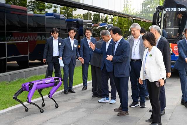 국정위 경제1·2분과 위원을 반기는 로봇개. /국정운영기획위원회