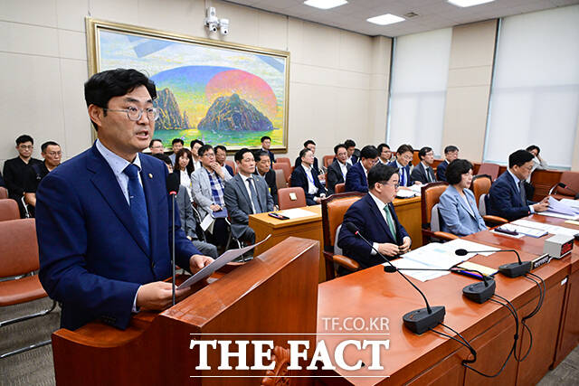 심사 보고하는 이정문 더불어민주당 의원.