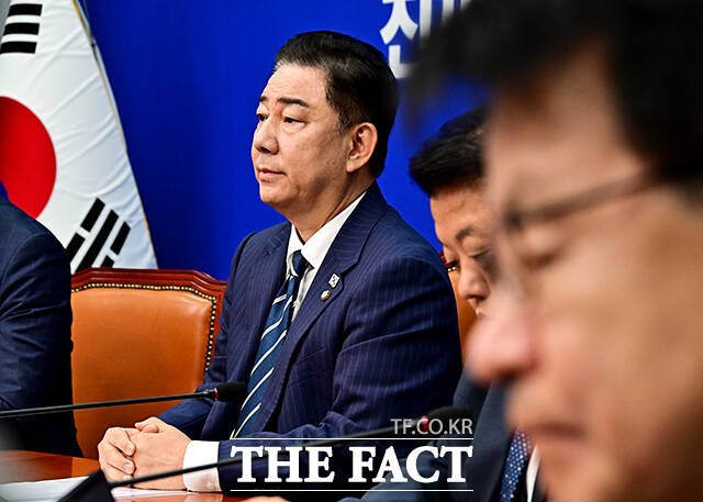 더불어민주당이 2일 상법 개정안에 이른바 3%룰을 최종 포함하는지 여부를 두고 법사위 소위를 지켜봐야 한다고 밝혔다. 김병기 당대표 직무대행 겸 원내대표가 18일 오전 서울 여의도 국회에서 열린 최고위원회의에 참석해 생각에 잠겨 있다./국회=배정한 기자