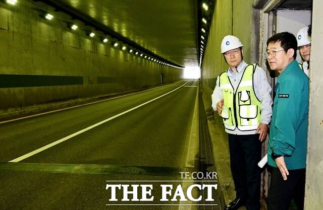 유정복 인천시장이 2일 계양구 계양지하차도에서 집중호우 대비 안전점검을 하고 있다. /인천시