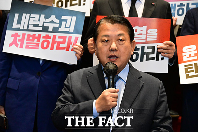 김병주 더불어민주당 최고위원은 김민석 국무총리 후보자의 지명 철회를 요구하며 국회에서 농성을 이어가고 있는 나경원 국민의힘 의원을 겨냥해 에어컨을 안 틀어줬다며 사실상 불평을 늘어놨다며 웰빙 캠핑이 아니라 웰빙 글램핑이라는 평가가 줄을 잇고 있다고 지적했다. /남윤호 기자