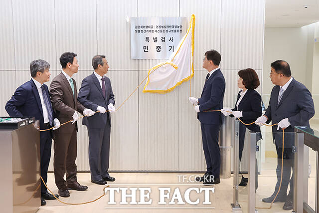 윤석열 전 대통령의 부인 김건희 씨 의혹 관련 사건을 맡은 민중기 특별검사(왼쪽 세 번째)를 비롯한 특검보들이 2일 오전 서울 종로구 KT광화문빌딩 웨스트에 마련된 특검 사무실에서 현판 제막을 하고 있다. 왼쪽부터 문홍주·박상진 특검보, 민중기 특검, 김형근·오정희 특검보, 홍지항 지원단장. /서예원 기자