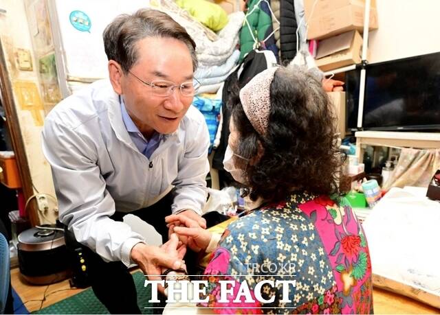 유정복 인천시장이 2일 계양구 효성동 쪽방촌을 찾아 거주 어르신들을 격려하고 폭염대책을 점검 하고 있다. /인천시