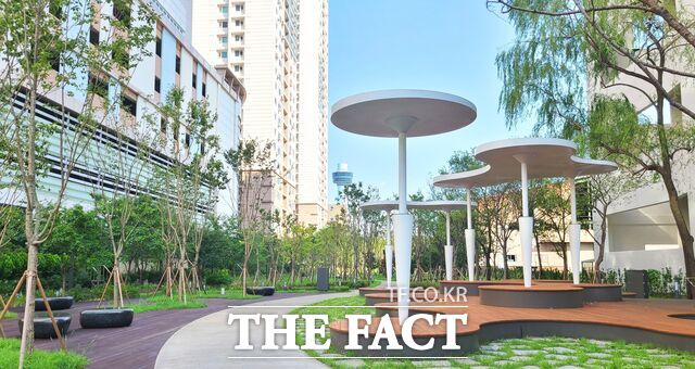 인천 남동국가산업단지를 통과하는 지하철 남동인더스파크역과 호구포역 주변은 녹지를 활용해 산업단지와 주거지의 경계를 허물었다. 산업통상자원부가 지원한 활력 있고 아름다운 거리 조성 사업으로 추진돼 노후 산업단지에 대한 부정적 이미지를 개선하고, 지하철로 출퇴근하는 근로자의 보행 환경을 개선했다. /인천테크노파크