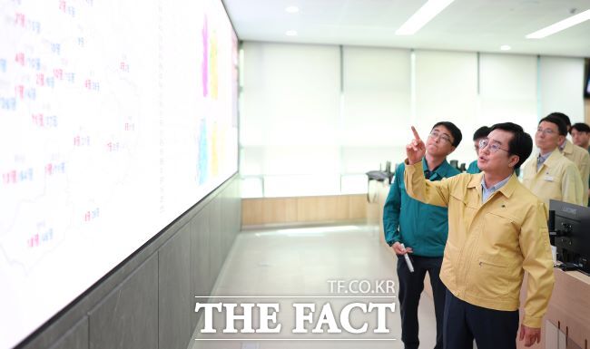 재난상황실에서 폭염 현황을 파악 중인 김동연 경기도지사 /경기도