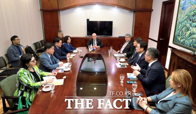 사회연대경제 지방정부협의회 대표단이 코스타리카 제1부통령과 협력 방안을 논의하고 있다./광명시