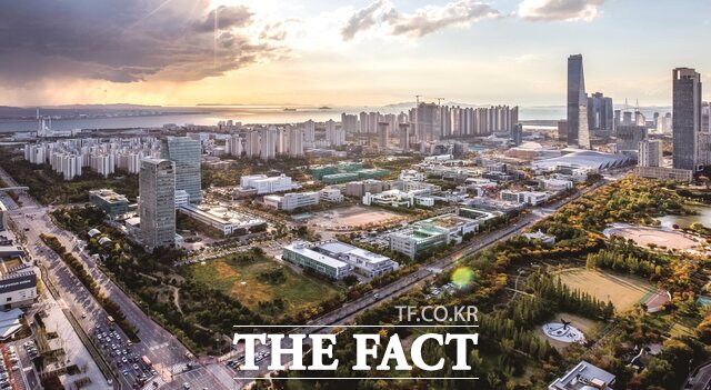 인천경제자유구역 송도국제도시 중심에 위치한 인천테크노파크 산업기술단지는 기업·대학·연구소·지방자치단체 등이 공동으로 지역 혁신 사업을 수행하는 토지·건물·시설 등의 집합체이다. /인천테크노파크