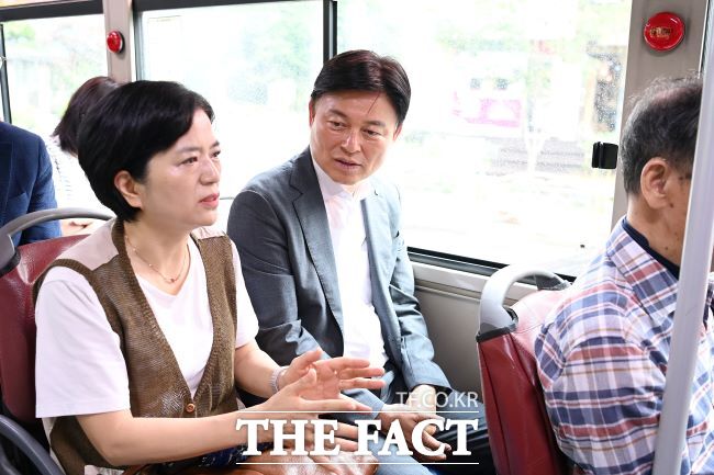 조용익 부천시장이 취임 3주년 당일인 1일 첫 일정으로 버스로 출근하며 시민과 대화를 나누고 있다. /부천시