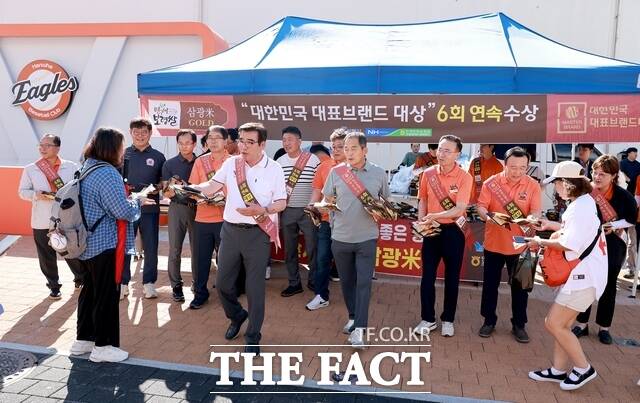 보령시가 1일 대전한화생명볼파크에서 삼광미 골드의 날 행사를 진행하는 가운데 김동일 보령시장이 야구장을 찾은 관람객에게 보령시 특산품을 홍보하고 있다. /보령시