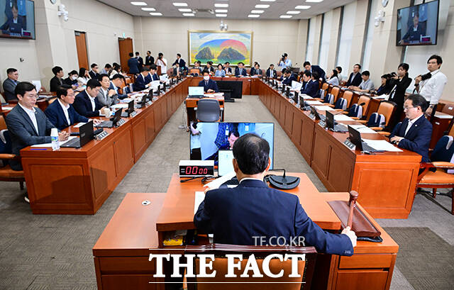 2일 오후 서울 여의도 국회에서 열린 정무위원회 전체회의에서 윤한홍 위원장이 의사봉을 두드리고 있다. /국회=남윤호 기자
