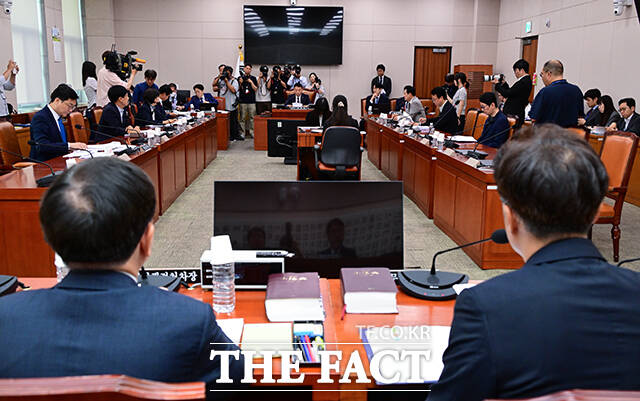 이날 열린 법안심사제1소위원회는 상법 개정안, 출입국관리법 개정안, 법원조직법 개정안 등에 대해 논의한다.