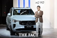  볼보 XC90과 포즈 취하는 이윤모 대표 [포토]