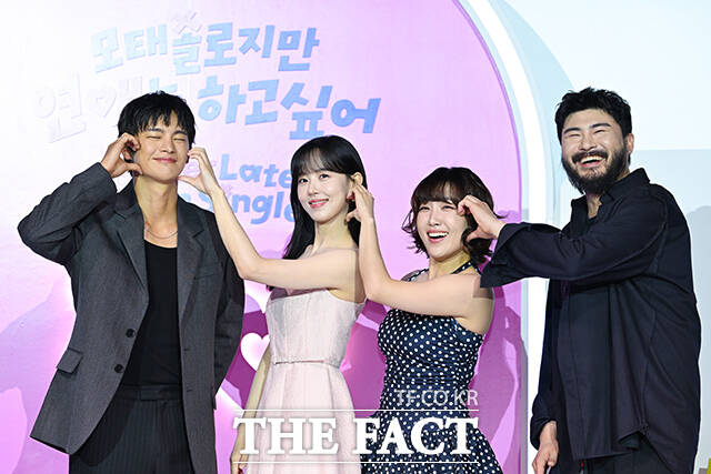 배우 서인국과 강한나, 코미디언 이은지, 가수 카더가든(왼쪽부터)이 3일 오전 서울 용산구 CGV 용산아이파크몰에서 열린 넷플릭스 예능 모태솔로지만 연애는 하고 싶어 제작발표회에 참석해 포즈를 취하고 있다. /서예원 기자