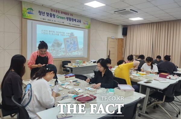 청년 맞춤형 Green 생활원예 교육 모습./계룡시