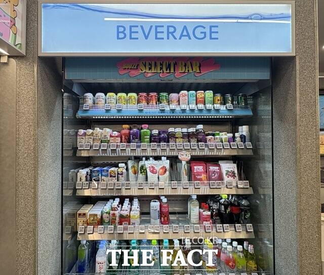 올리브영이 주류 판매 사업을 논알콜로 조정한다. 사진은 맨 윗줄 주류가 진열된 모습이다. /문화영 기자