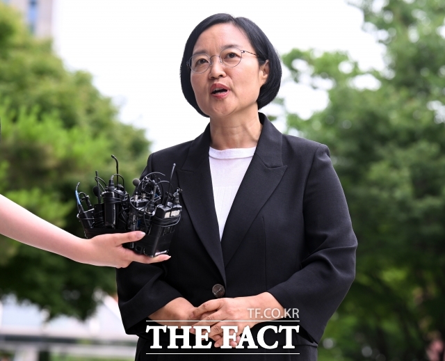 중소벤처기업부 장관 후보자로 지명된 한성숙 전 네이버 대표이사가 지난달 24일 서울 여의도 삼희 익스콘벤처타워에 마련된 인사청문회 준비 사무실로 출근하며 지명 소감을 밝히고 있다. /이새롬 기자