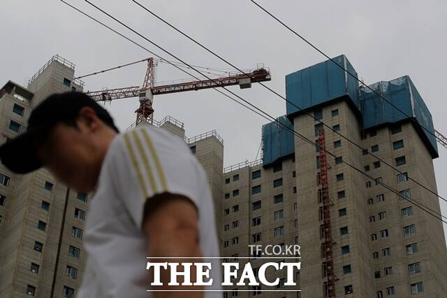 문진석 더불어민주당 의원 대표 발의로 지난달 27일 건설안전특별법이 국회에 발의됐다. 주요 내용은 사망사고가 발생한 건설사에 연매출 3% 과징금을 부과하거나, 1년 이하의 영업정지를 부여하는 것이다. /뉴시스