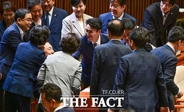 이어지는 축하의 물결.