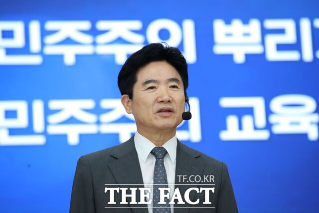 김대중 전남도교육감이 주민 직선 4기 3주년 기자회견장에서 질의에 대한 답변을 하고 있다. /전남도교육청