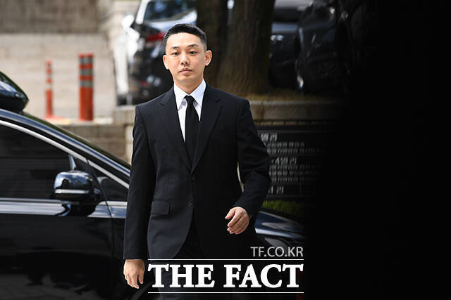 프로포폴과 대마 등 마약을 상습 투약한 혐의를 받는 배우 유아인이 3일 오후 서울 서초구 서울중앙지방법원에서 열린 선고 공판에 출석하고 있다.