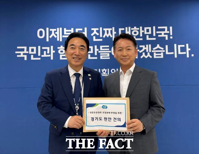 박수현 국가균형성장발전특별위원장(사진 왼쪽)과 고영인 경기도 경제부지사. /경기도