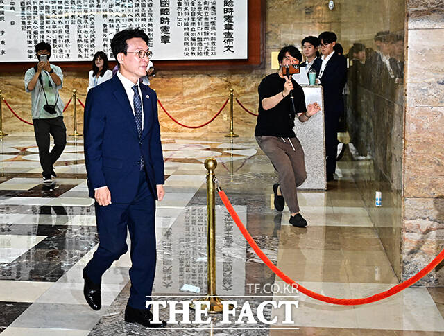 김민석 국무총리 후보자가 3일 오후 서울 여의도 국회에서 열린 본회의에 참석하고 있다./배정한 기자