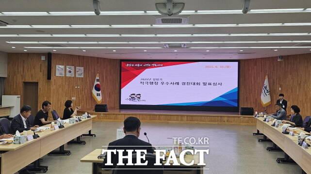 논산시가 2일 2025년 상반기 적극행정 우수사례 경진대회에서 9건의우수사례를 심사하고 있다. /논산시