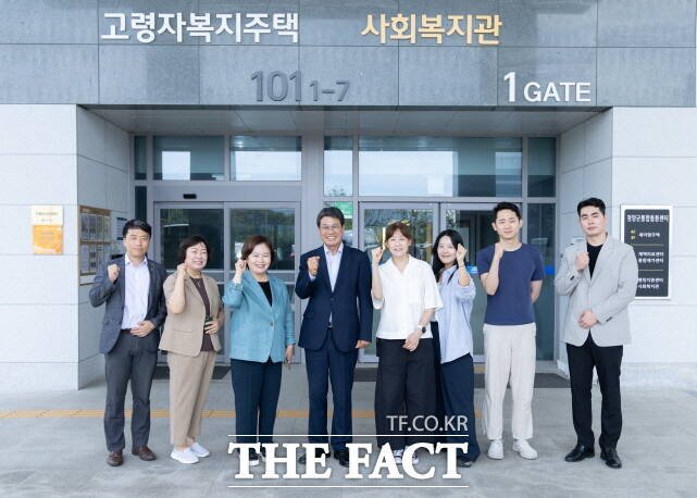 정춘생 조국혁신당 국회의원(비례대표)이 2일 국회 보좌진과 함께 청양 고령자복지주택을 방문하고 있다. /청양군