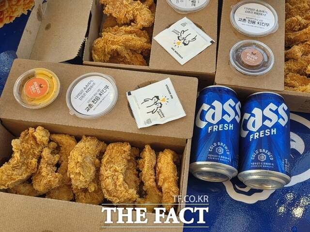지난 2일 대구광역시 두류공원에서 열린2025 대구 치맥페스티벌에서 교촌치킨이 판매하는 시그니처 브러싱팩·리미티드 딥소스팩과 카스 프레시가 테이블에 올라 있다. /대구=우지수 기자