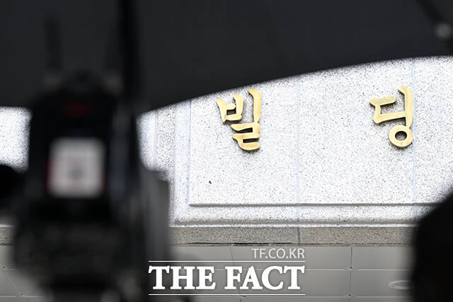 김건희 여사 연루 의혹을 수사하는 민중기 특별검사팀이 1호 수사인 삼부토건 주가조작 수사에 착수했다. 김건희 여사와 관련한 의혹을수사하는 민중기 특별검사팀 관계자가 압수수색 중인 3일 오후 서울 종로구 삼부토건 사무실 건물 앞에 취재진이 대기하고 있다. /서예원 기자