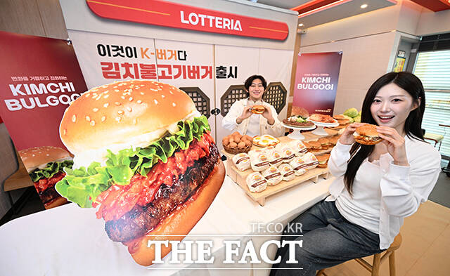롯데리아의 김치불고기버거 2종 출시기념 사진행사가 3일 오전 서울 용산구 롯데리아 숙대입구점에서 열린 가운데 모델들이 제품을 선보이고 있다. /박헌우 기자