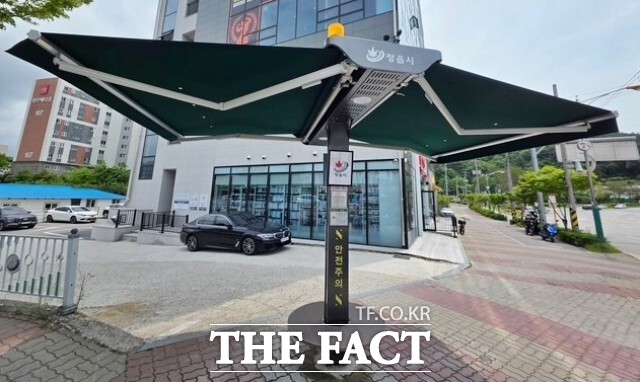 기온과 풍속 등을 자동으로 감지해 그늘막이 스스로 개폐되는 시스템을 갖춘 것이 특징이다. 폭염 취약지역을 중심으로 스마트 그늘막 설치를 지속 확대할 방침이다. /정읍시