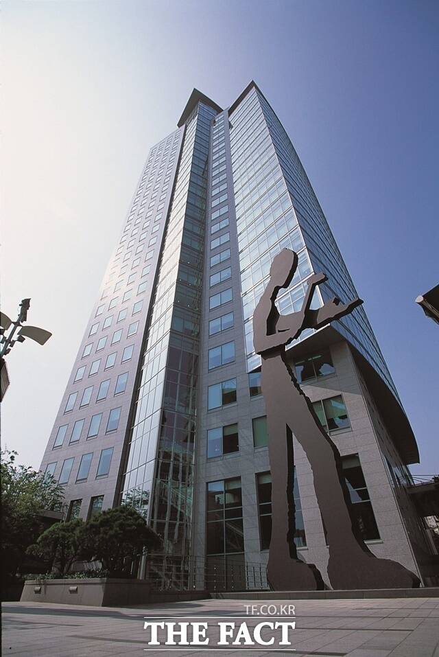 애경산업 인수전에 참전한 태광산업이 교환사채 발행 중단이라는 암초를 만났다. /태광그룹