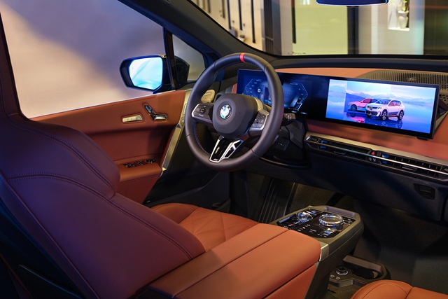 뉴 iX xDrive45는 기존보다 82마력 높은 최고출력 408마력, 최대토크 71.4㎏·m를 발휘하며, xDrive60은 최고출력 544마력, 최대토크 78.0㎏·m로 향상됐다. /BMW 코리아