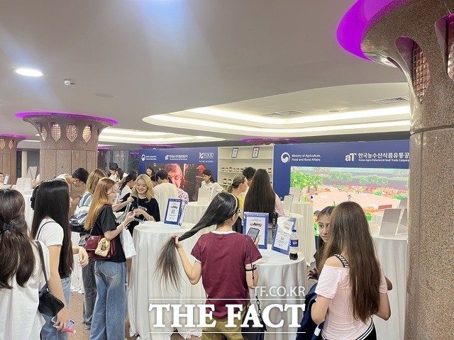 aT가 카사흐스탄에서 열린 한류문화축제에 참가해 K-푸드를 홍보하고 있다. /aT