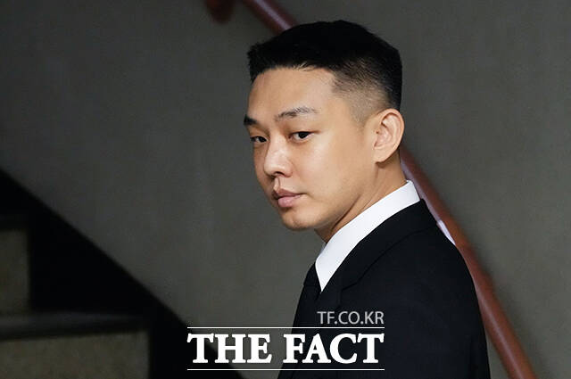 프로포폴과 대마 등 마약을 상습 투약한 혐의를 받는 배우 유아인이 3일 오후 서울 서초구 서울중앙지방법원에서 열린 선고 공판에 출석하고 있다. /서예원 기자(현장풀)