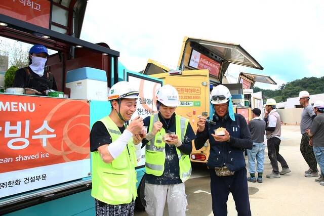 한화 건설부문은 지난 2일부터 오는 9월 30일까지 혹서기 건설현장 근로자들을 격려하기 위해 찾아가는 푸드트럭’을 운영한다고 3일 밝혔다. /한화 건설부문