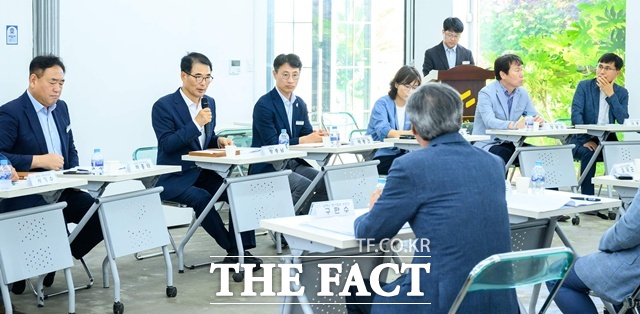 장충남(왼쪽 가운데) 남해군수가 관광산업 발전을 위한 민박협회 간담회를 하고 있다./남해군